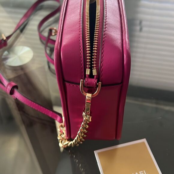 Michael Kors Jet Set Charm Medium Camera Bag in Wild Berry, NWT - Picture 6 of 9
